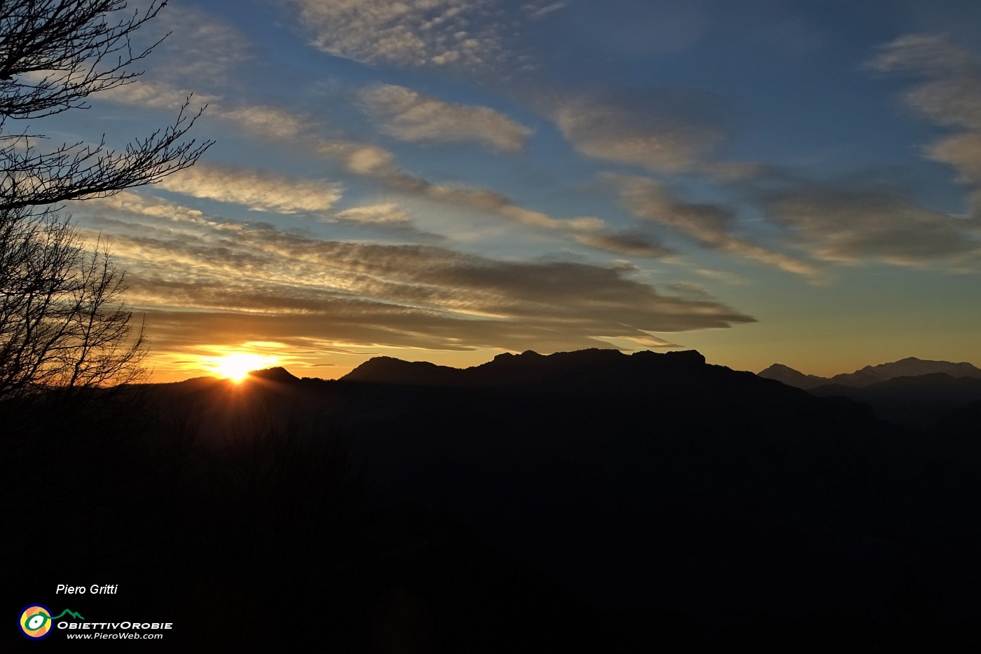 05 Tramonto spettacolare scendendo dalla vetta del Monte Gioco (1366 m).JPG